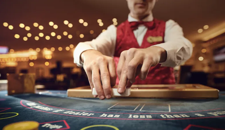 Perbedaan Casino Online dan Casino Darat: Mana yang Lebih Cocok untuk Anda?